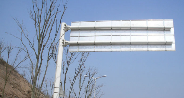 道路交通標(biāo)志牌安裝在道路上應(yīng)要做到哪些要求？